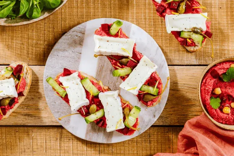 recette-petit-dejeuner-sale-soignon-tartine-houmous-chevre