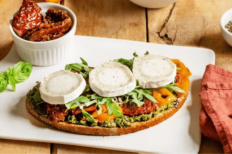 recette-petit-dejeuner-sale-soignon-tartine-pesto-legumes-chevre
